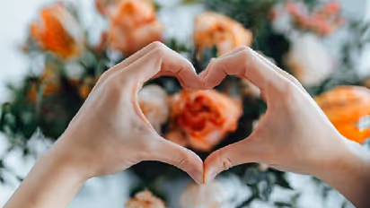 সঙ্গীর এই ৭টি আচরণই বলে দেবে তিনি আপনাকে ভালোবাসেন, না পরকীয়ায় আসক্ত