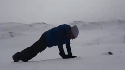 గడ్డ కట్టే చలిలో... 55ఏళ్ల వయసులో ఈ కమాండర్ ఏం చేశాడో తెలుసా?