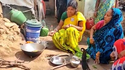 হেঁসেলে গিয়ে করলেন রান্না, কেউ আবার ভোটারের বাড়িতে খেলেন চপ-মুড়ি, অভিনব প্রচার বাঁকুড়ায়