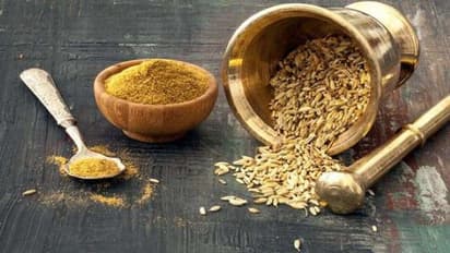 आम लोगों की जेब का बोझ बढ़ाते हल्दी, जीरा, धनिया, 14 महीनों में आसमान पर पहुंचे दाम