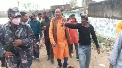 বাড়ি বাড়ি মাংস বিলি করে প্রচারের অভিযোগ, ভিডিও ভাইরাল হতেই বিপাকে বিজেপি