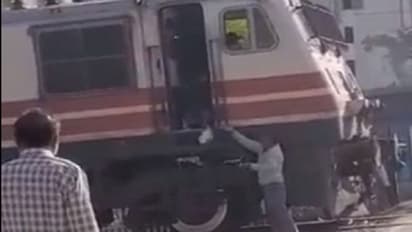 Train Driver : പലഹാരം വാങ്ങാന് ട്രെയിന് നിര്ത്തി, എഞ്ചിന് ഡ്രൈവറുടെ പണി തെറിച്ചു!