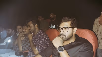 Valimai FDFS : அப்போ வில்லன்... இப்போ ரசிகன் - அஜித் ரசிகர்களோடு அமர்ந்து வலிமை படம் பார்த்த அருண்விஜய்