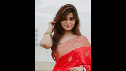 ஆத்மீகவின் வேறலெவல் கிளாமர் லுக்...குட்டை டவுசர்..டாப் ஆங்கிள் போஸ்..