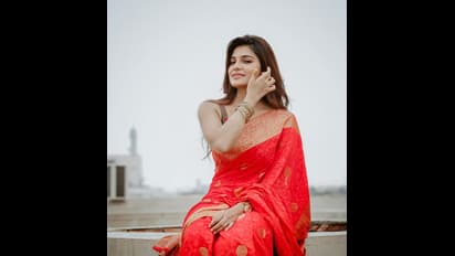 மாட்டு வண்டியில் கிக் போஸ் கொடுக்கும் ஆத்மீகா....சிக்கென  சிட்டிங் லுக் ...