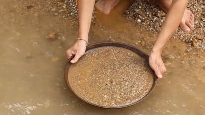 cyclone asani: ఏపీ తీరంలో విచిత్ర ఘటనలు.. ఉప్పాడ బీచ్కు కొట్టుకొస్తున్న బంగారం, ఎగబడుతోన్న జనం