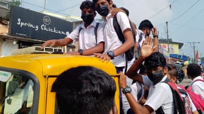 ബസ് നിര്‍ത്തിയില്ല, സ്കൂളിലെത്താന്‍ ഗുഡ്സ് ഓട്ടോ വിളിച്ച് വിദ്യാര്‍ത്ഥികള്‍;  നടപടിയുമായി ആര്‍ടിഒ