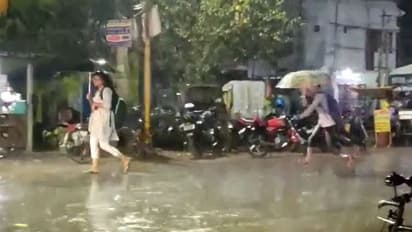 বৃষ্টি শুরু একাধিক জেলায়, শীতের দেখা আর মিলবে না রাজ্যে