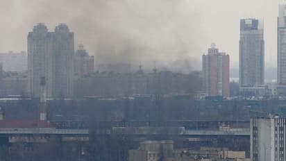 ইউক্রেনের সামরিক গোয়েন্দাভবন ঢাকল কালো ধোঁয়ায়, দেখুন যুদ্ধ বিধ্বস্ত কিয়েভের ভিডিও