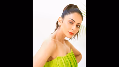 Rakul Preet Singh hot: பச்சை நிற உடையில் கையை தூக்கி...பால் வண்ண பதுமை போல் இருக்கும் ரகுல் பிரீத் சிங்...