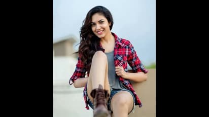 Ritu Varma Pics :காத்துவாக்குல ஒரு கிளாமர் கிளிக்... சட்டையை கழட்டி ஹாட் போஸ் கொடுத்து கிக் ஏற்றும் ரிது வர்மா