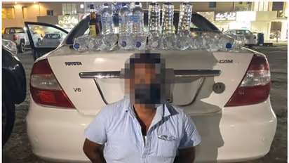 Expat Arrested: പ്രാദേശികമായി നിര്മിച്ച മദ്യവുമായി പ്രവാസി പിടിയില്; വിസ നിയമ ലംഘനത്തിനും കുറ്റം