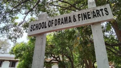 സ്കൂൾ ഓഫ് ഡ്രാമയിൽ അധ്യാപകരെ കോളേജിനുള്ളിൽ പൂട്ടിയിട്ട് വിദ്യാർത്ഥി സമരം