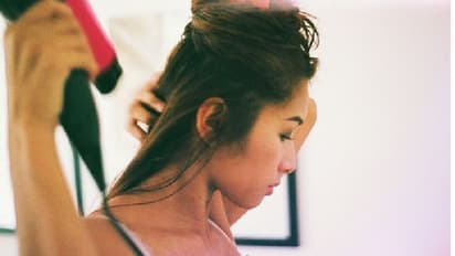 মেয়েদের চুলে ভুলেও হাত না, অজান্তেই শরীরে জাগবে কামনা