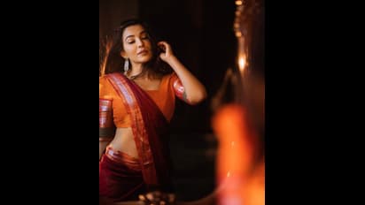 சேலை கவர்ச்சியில் பார்வதி நாயர்...  பிளாக் ஆரஞ்சு காமினேஷனில் சாரியை சரியவிட்டி ஹாட் போஸ்..