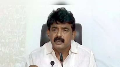 పింఛన్లు ఆపించింది చంద్రబాబే .. వాలంటీర్లు ఆ మాటలు నమ్ముతారా  : పేర్ని నాని ఘాటు విమర్శలు 