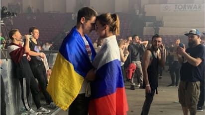 ইউক্রেন-রাশিয়ার যুদ্ধের মাঝে ভালোবাসার ছবি, দুই দেশের পতাকা গায়ে ঘনিষ্ঠ যুবক-যুবতী