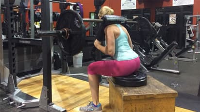 जिम में वजन उठाना आपको भी पड़ सकता है भारी ! वीडियो में देखें किस तरह वेटलिफ्टिंग करने से महिला की हुई मौत