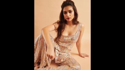 கோட் சூட்டில் கண்ணை கவரும் கீர்த்தி சுரேஷ்..வண்ண உடையில் விதவிதமான போட்டோ சூட்