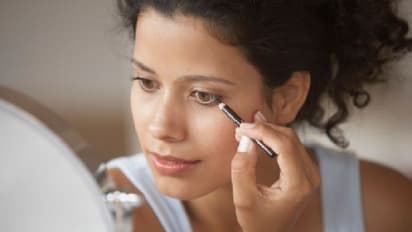 উইংড আইলাইনারে নজর কাড়ুন সকলের, চোখের মেকআপ করার আগে মেনে চলুন এই ১০ টিপস