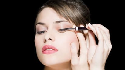 জেল আইলাইনারে ফুটে উঠুক চোখের সৌন্দর্য, লাগানোর আগে মাথায় রাখুন কয়টি জিনিস