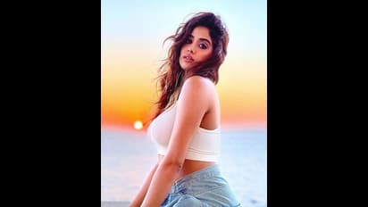 வாவ்..சிப்பிக்குள் ஜான்வி கபூர்.. கவர்ச்சியில் முத்தாய் ஜொலிக்கிறாரே..