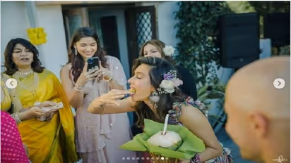 মেহেন্দির অনুষ্ঠানে কপকপ করে ফুচকা খাচ্ছেন নববধূ শিবানি, ছবি পোস্টের পরই ভাইরাল নেটদুনিয়ায়