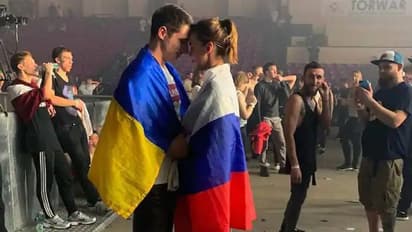 Russia Ukraine flag : വീണ്ടും വൈറലായി ആ ചിത്രം, റഷ്യ-യുക്രൈൻ പതാക പുതച്ച പ്രണയികൾ!