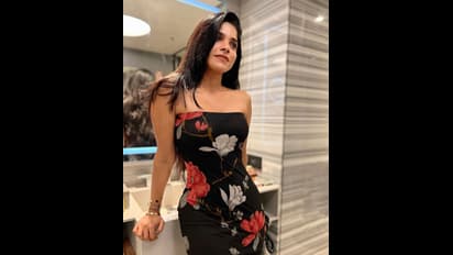 கவர்ச்சியோடு கைகோர்க்கும் பேச்சுலர் நாயகி..ஒருபக்க சேலையை சரியவிட்டு திவ்யபாரதி