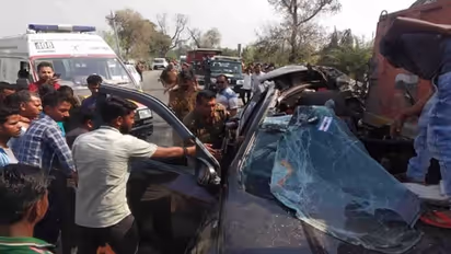 बांदा में भीषण सड़क हादसे में पांच की मौत, खड़े ट्रक में कार ने पीछे से मारी टक्कर