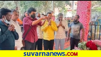 Puneeth Rajkumar: ಸರತಿ ಸಾಲಿನಲ್ಲಿ ಬಂದು ಪುನೀತ್‌ಗೆ ನಮನ ಸಲ್ಲಿಸಿದ ವಿಜಯ್