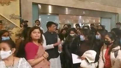 'জন্মভূমিতে স্বাগত', আতঙ্ক কাটিয়ে ভারতীয়দের নিয়ে ইউক্রেন থেকে মুম্বইয়ের মাটি স্পর্শ বিমানের