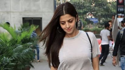 Vedhika Hot : பேண்ட் பட்டனை கழட்டிவிட்டு கன்றாவி போஸ்.... கவர்ச்சியில் எல்லைமீறும் வேதிகாவின் ஹாட் கிளிக்ஸ்