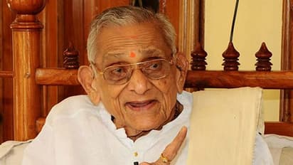 టీడీపీ సీనియర్ నేత యడ్లపాటి వెంకట్రావు పాడె మోసిన చంద్రబాబునాయుడు..