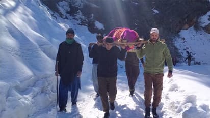 भारी बर्फबारी के बीच हिमालय के दुर्गम गांव में फंसा हुआ था बीमार बुजुर्ग, पुलिसवालों ने लगा दी जान की बाजी