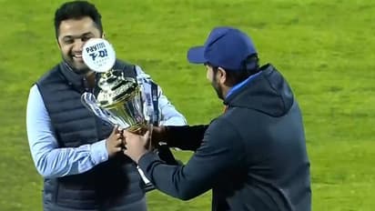 టీమిండియాలో లేని వ్యక్తికి ట్రోఫీ అందించిన కెప్టెన్ రోహిత్ శర్మ... ఎవరతను? ప్లేయర్ కాకున్నా..