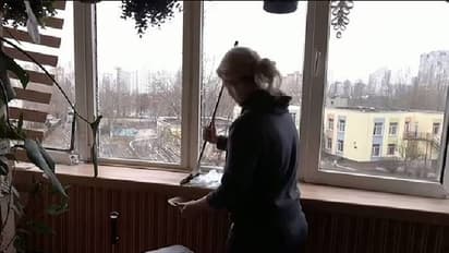 ദേശീയ​ഗാനമാലപിച്ചു കൊണ്ട് ബോംബാക്രമണത്തിൽ തകർന്ന വീട് വൃത്തിയാക്കുന്ന സ്ത്രീ, കണ്ണ് നനയിക്കുന്ന വീഡിയോ