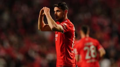 Ukraine Crisis : മൈതാനം പ്രതിഷേധക്കളം, പോര്ച്ചുഗലിലും ആരാധകരിരമ്പി; കണ്ണീരണിഞ്ഞ് റൊമാന് യാരെംചുക്- വീഡിയോ