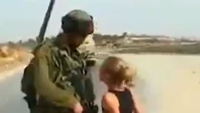 Russia Ukraine war: सोशल मीडिया पर वायरल हो रहा पुराना वीडियो, सैनिक के आगे बच्ची के हौसले की सब कर रहे तारीफ