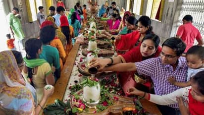 Shivratri 2022: शिवजी को प्रसन्न करने के साथ ही दिखना है सबसे अलग, तो इस शिवरात्रि पहनें ये कलर्स और आउटफिट