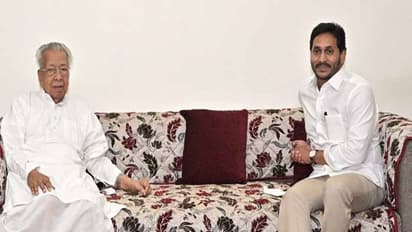  రాజ్‌భవన్ లో గవర్నర్‌తో జగన్ భేటీ: పలు అంశాలపై చర్చ