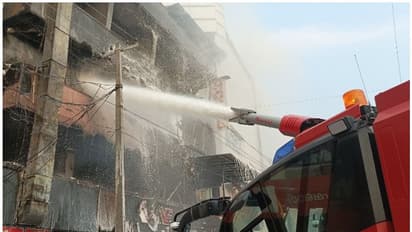 fire : കൊണ്ടോട്ടിയില് ബഹുനില കെട്ടിടത്തില് വന് തീപിടുത്തം, ഹോട്ടല് കത്തി നശിച്ചു; ലക്ഷങ്ങളുടെ നഷ്ടം