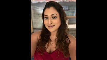 Malavika Hot : 42 வயதிலும் கவர்ச்சியில் அதகளம் செய்த மாளவிகா... சைசான உடலை காட்டி கிளாமரில் கலக்கிய போட்டோஸ்!