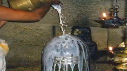 మహాశివరాత్రి: శివాలయాలకు పోటెత్తిన భక్తులు, ప్రత్యేక పూజలు