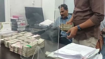 మాదాపూర్ భారీగా పేకాట దందా... పోలీసులకు రెడ్ హ్యాండెడ్ గా పట్టుబడిన మహిళలు... ఎమ్మెల్యే?