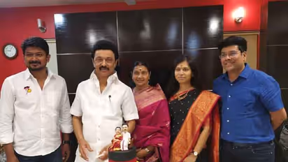 உதயசூரியன் சின்னம், கறுப்பு சிவப்பு கொடி, டாப்பில் ஸ்டாலின்-துர்கா உருவம்.. வைரலாகும் பிறந்த நாள் கேக்..!