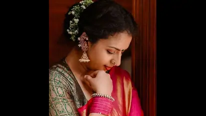 ಕೈ ತುಂಬಾ ಬಳೆ, ದೊಡ್ಡ ಮೂಗುತಿ; ನಟಿ Sruthi Hariharan ಹೊಸ ಸೀರೆ ಲುಕ್ ವೈರಲ್!