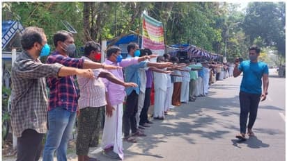 കാലിനടിയിലെ മണ്ണ് കാക്കാന്‍ മനുഷ്യ കടല്‍ ഭിത്തി തീര്‍ത്ത് ചെല്ലാനം തീരം