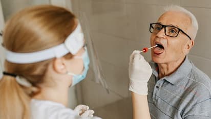 করোনা আক্রান্ত হলে জিভে দেখা দিচ্ছে সংক্রমণ, জেনে নিন কোভিড টাং কখন দেখা দেয়