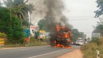 ആറ്റിങ്ങലിൽ ബൈക്കിടിച്ച് ലോറി കത്തിനശിച്ചു, ബൈക്ക് യാത്രികൻ മരിച്ചു